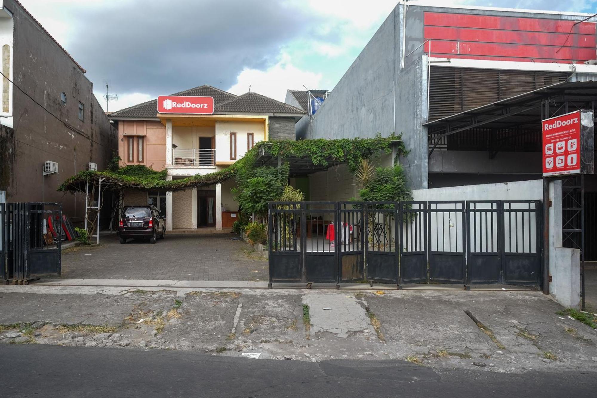 Reddoorz Syariah Near Pakuwon Mall Jogja Kejayan Esterno foto